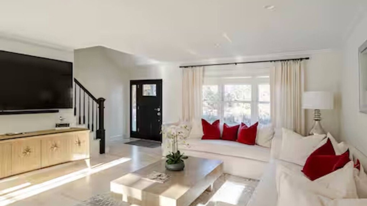 Riverhead House | 10 minutes to the theme Beach! Family-sized house with a back deck.