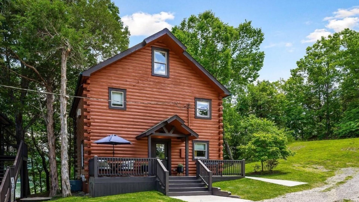 Allons Cabin | 10 Person Golden Cedar Lodge 16 - 2 Floors and a 3rd floor loft, entertainment room, full kitchen