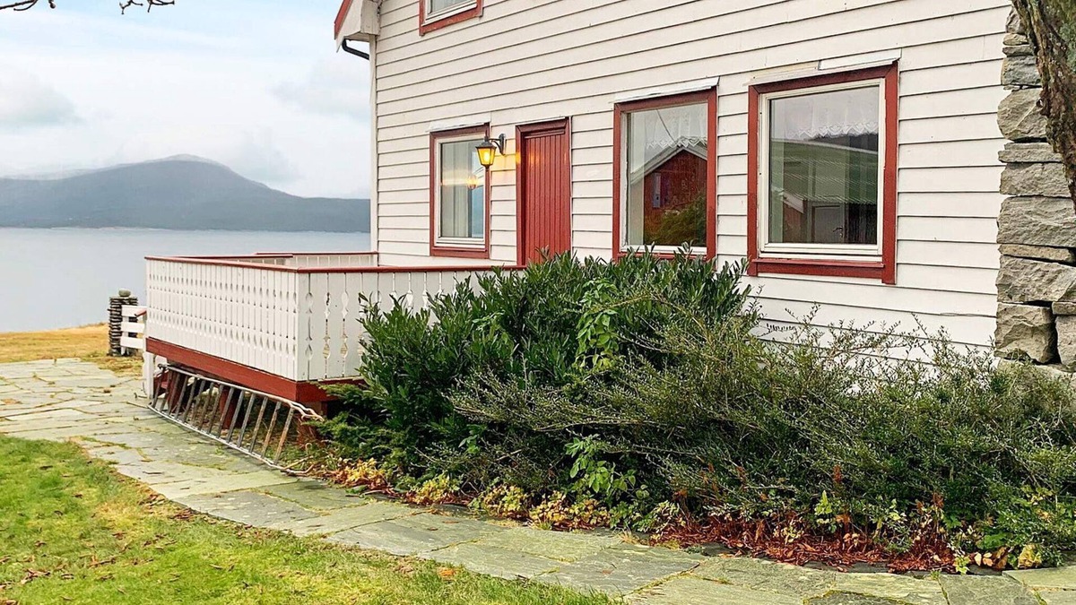 Gulen Municipality House | 10 person holiday home in Brekke