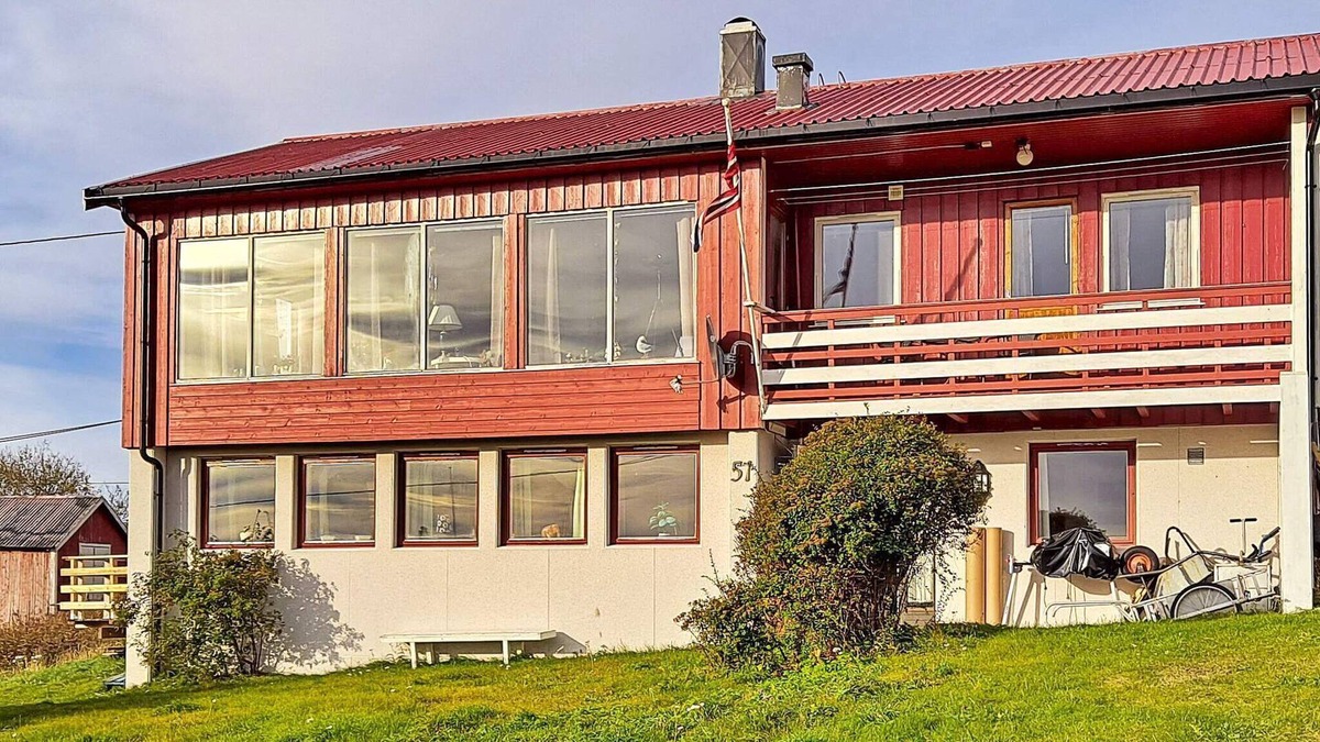 Herøy House | 10 person holiday home in Sandvær
