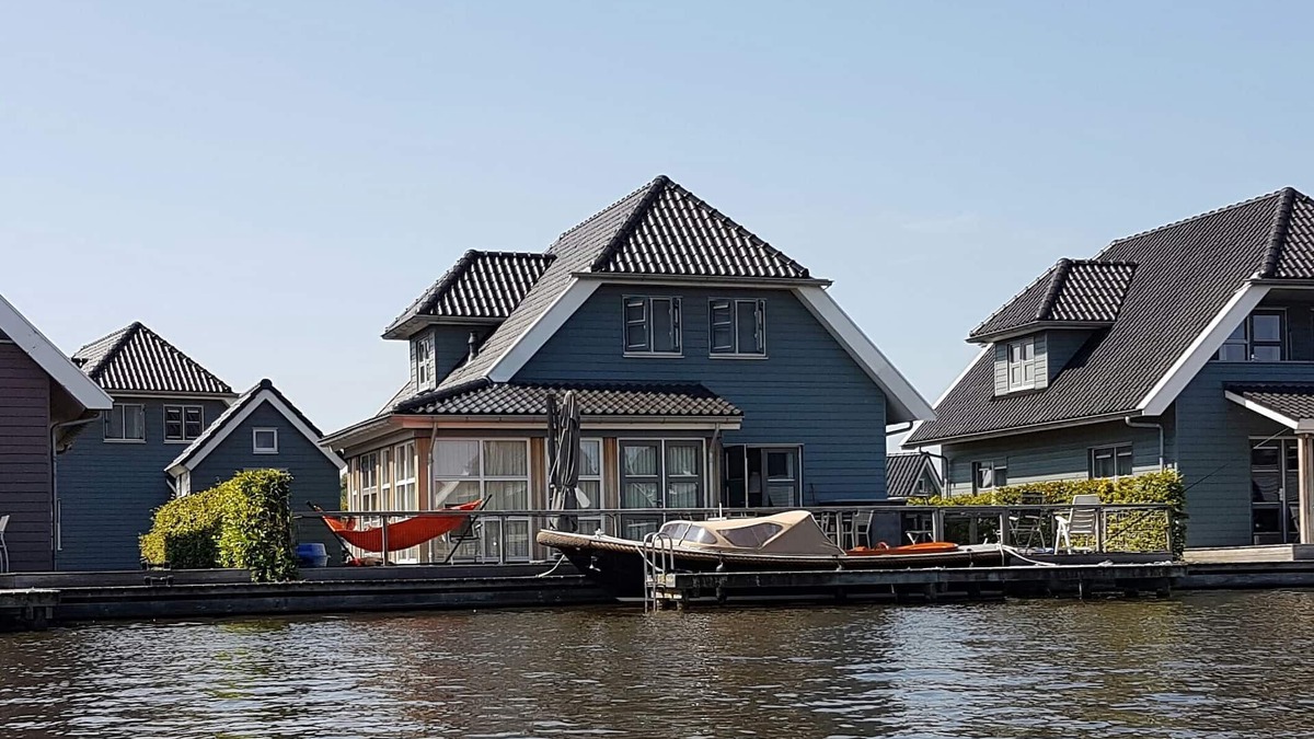 Offingawier Villa | 10 persons luxury villa with a private dock at the Sneekermeer.