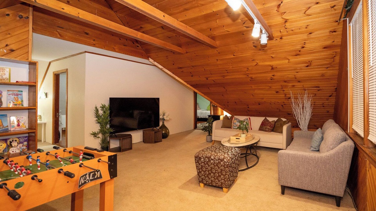 Milton Apartment | 10-Spacious 5BR apt with gym, games room in the attic