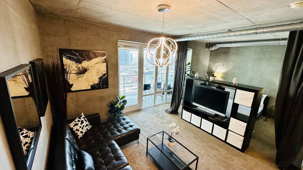 Smart Corner Condo | "10% Special Rate Discount" High-Rise Lovely & Spacious Condo - Family Friendly
