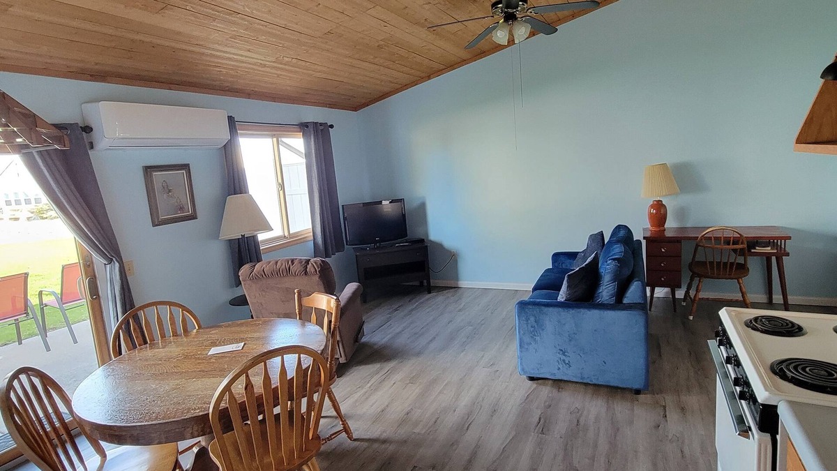 Northeastern Michigan Resort | #10 Thomas' Parkside Cottages, 1 BR Lake Huron walk out, downtown Oscoda