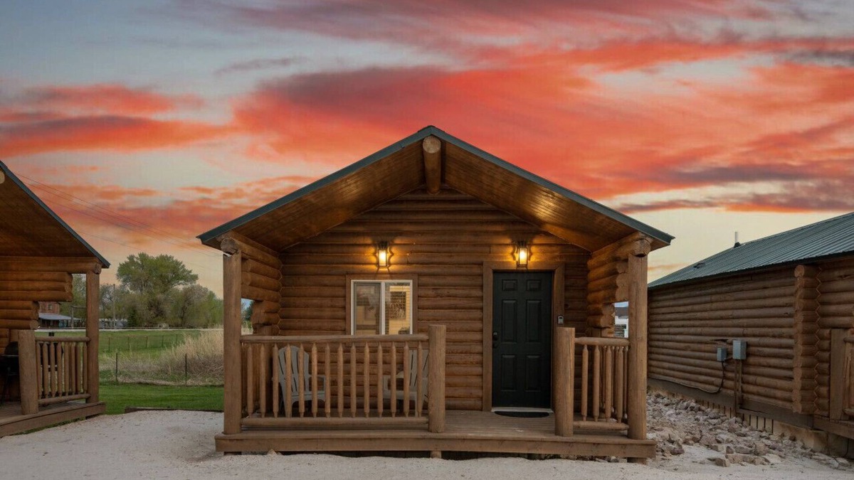St. Charles Cabin | #10 Woodland Creature Cabin, Newly Remodeled! AC! New Beds! Sleeps 5