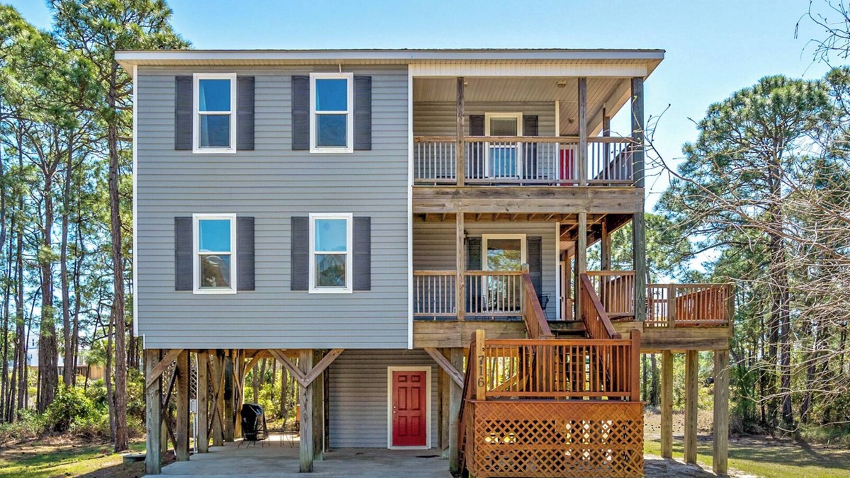 Dauphin Island House | 100+ 5-STAR Reviews: Family Home 5 Min. Walk to Beach Neighborhood Pool & Tennis