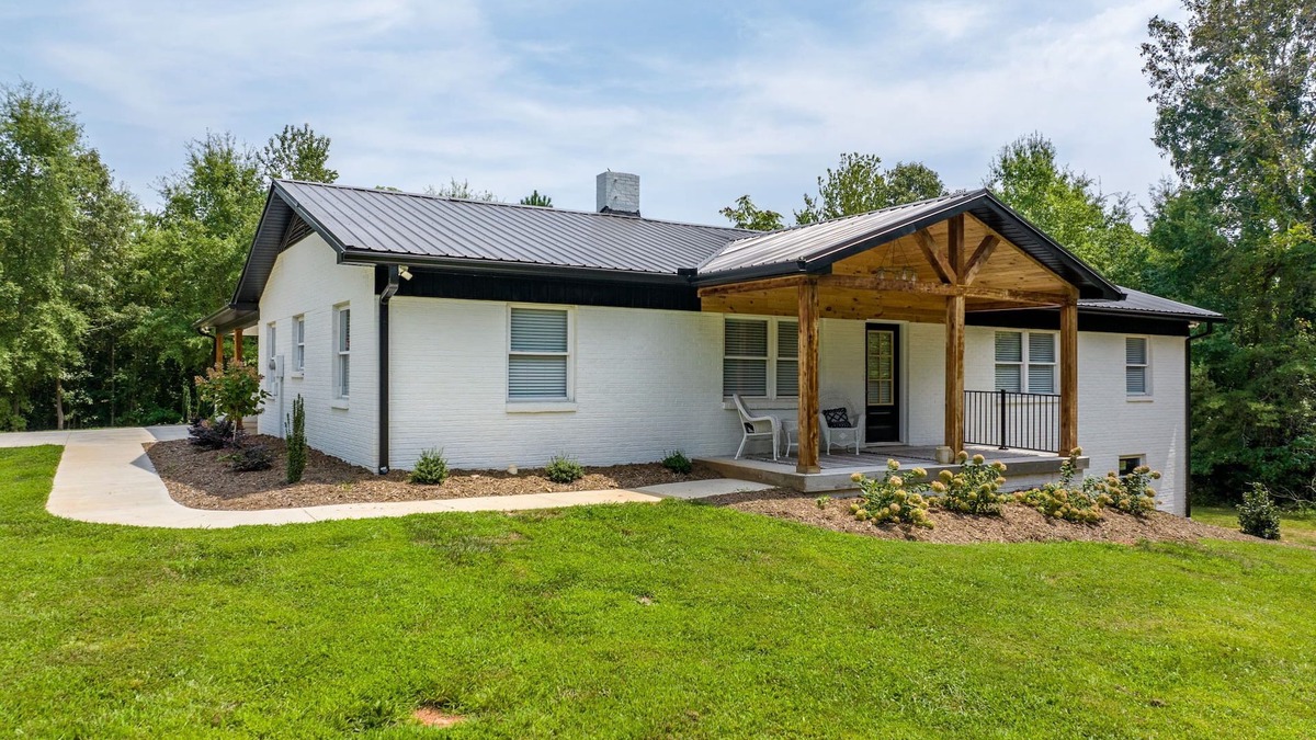Bethlehem House | 100% - 5 STAR reviews! Clean, Safe & Enjoyable home away from home!