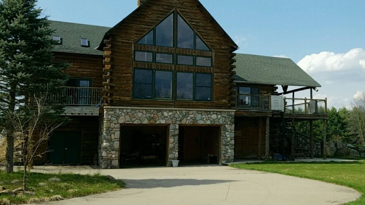 Delton Cabin | 100 Acre Michigan Retreat - Amazing nature/Hot tub/Saunas/Fireplace/WiFi!