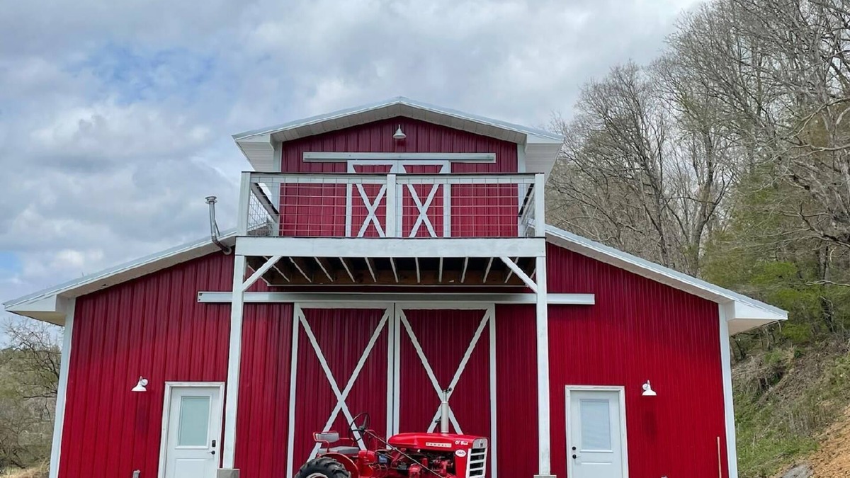 Helenwood House | 100 Aker Wood Barndominium Loft! Two bedroom. All Amenities Provided!