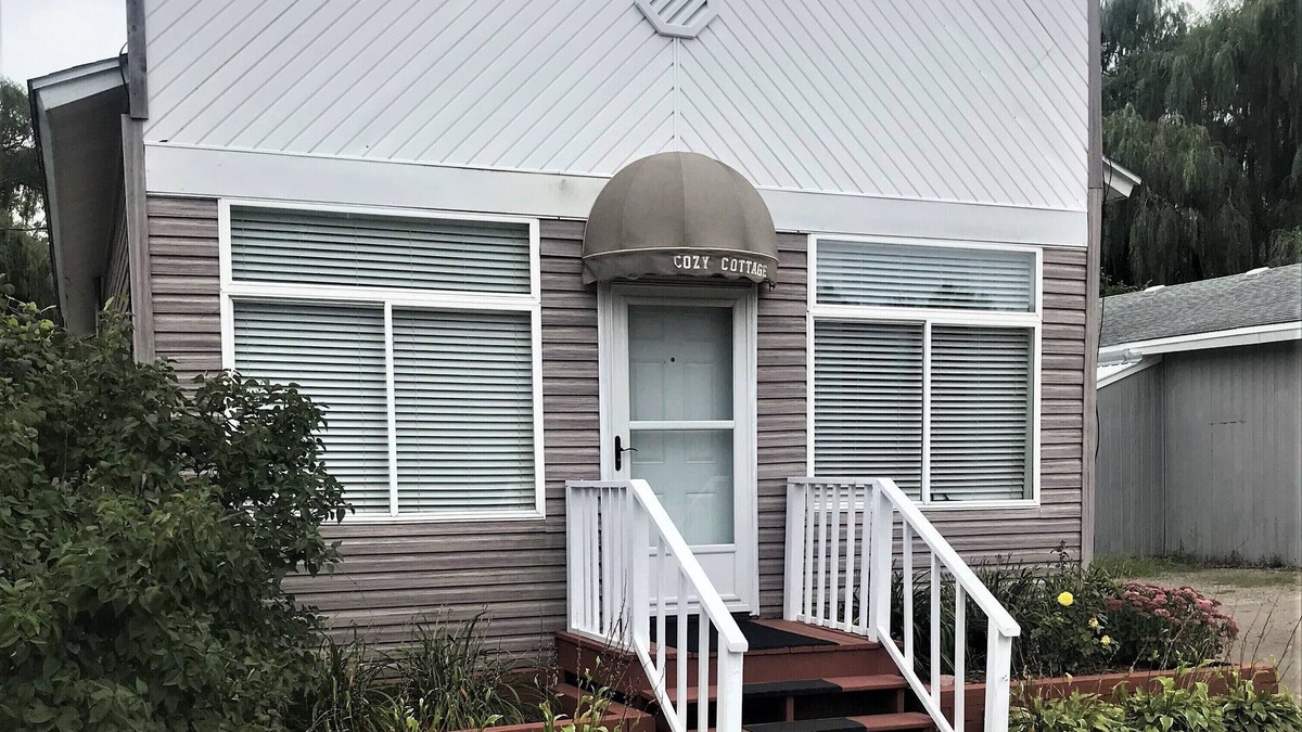 New Buffalo Cottage | 100% Ceramic tile, super sanitized, pet friendly, golf cart ride to beach.