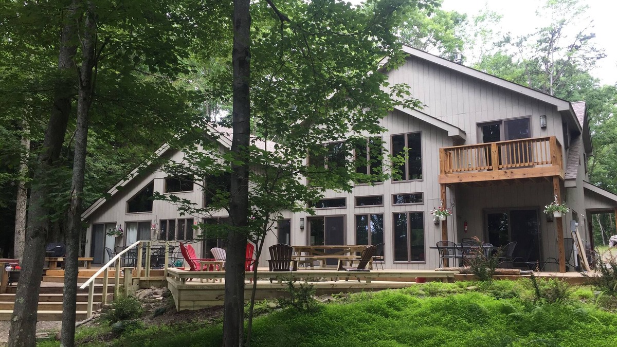 Swanton House | 100' Lakefront on Green Glade w/Private Dock, Pickleball, kayaks, A/C, 12 guest