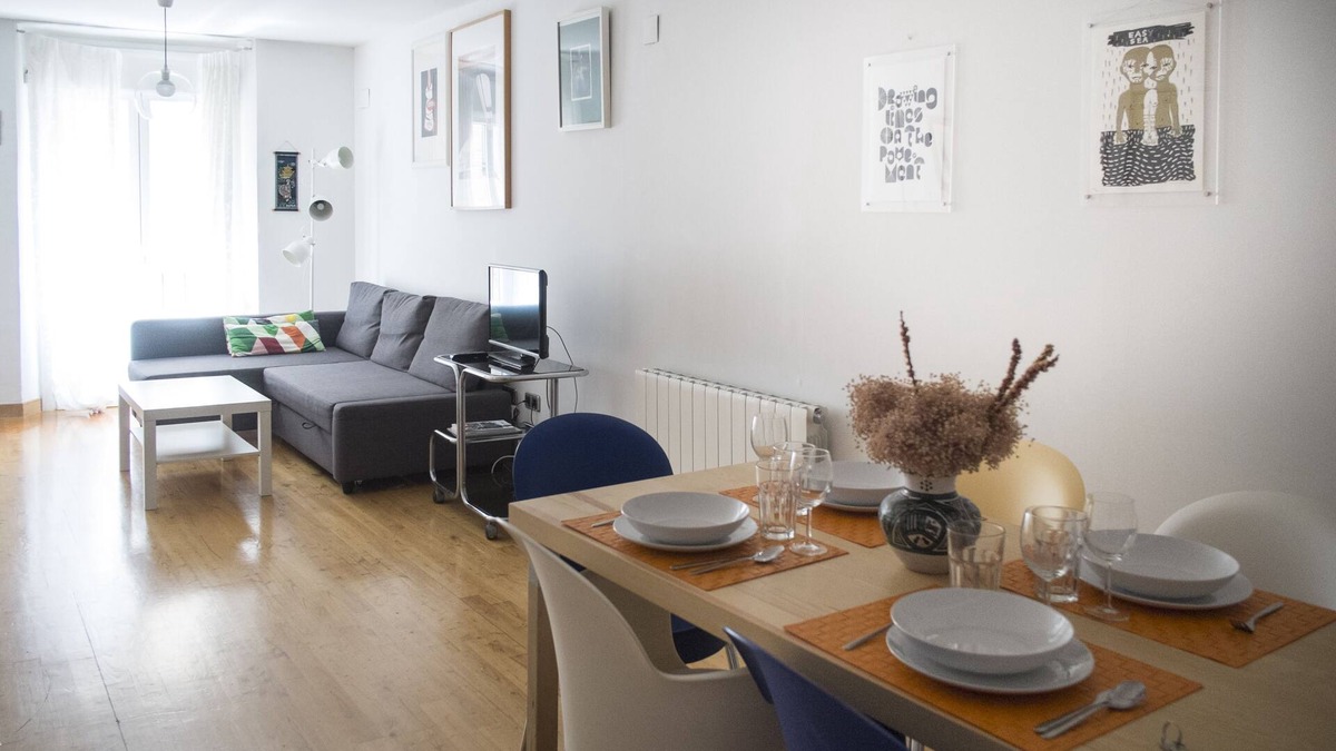 Old Town Apartment | 100 m2 apartment in quiet street above the historic district, two minutes from everything
