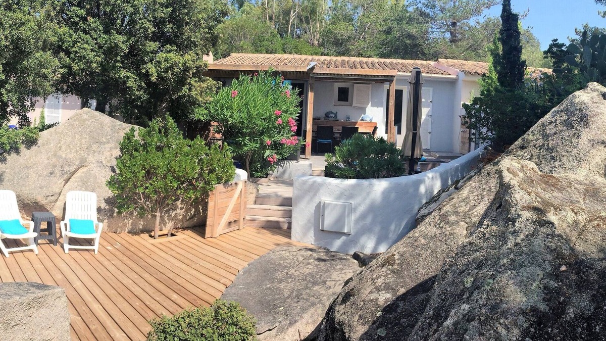 Santa Giulia Villa | 100 metres from Santa Guilia beach, comfortable, garden furniture, barbecue