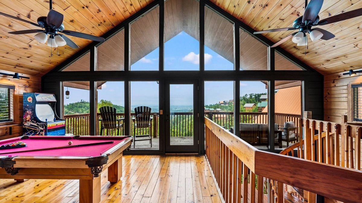 Gatlinburg - Pigeon Forge Cabin | 100-Mile Views! Near Dollywood! Pool & Hot Tub! King Beds & Arcade!