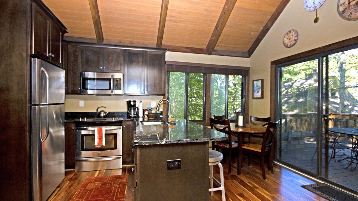 Treeloft House | 100 yards to Tyro slope Nestled in the woods