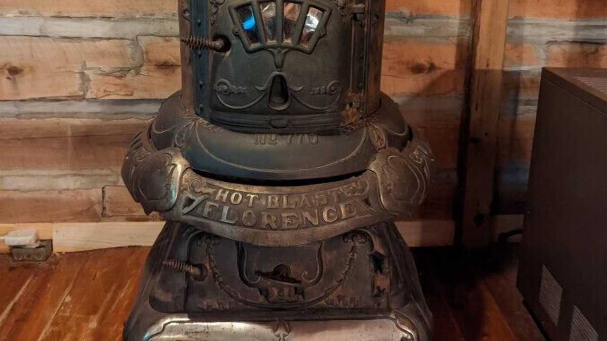 Taswell Cabin | 100+ Year Old Cabin! Attention Antique Lovers and History Buffs!