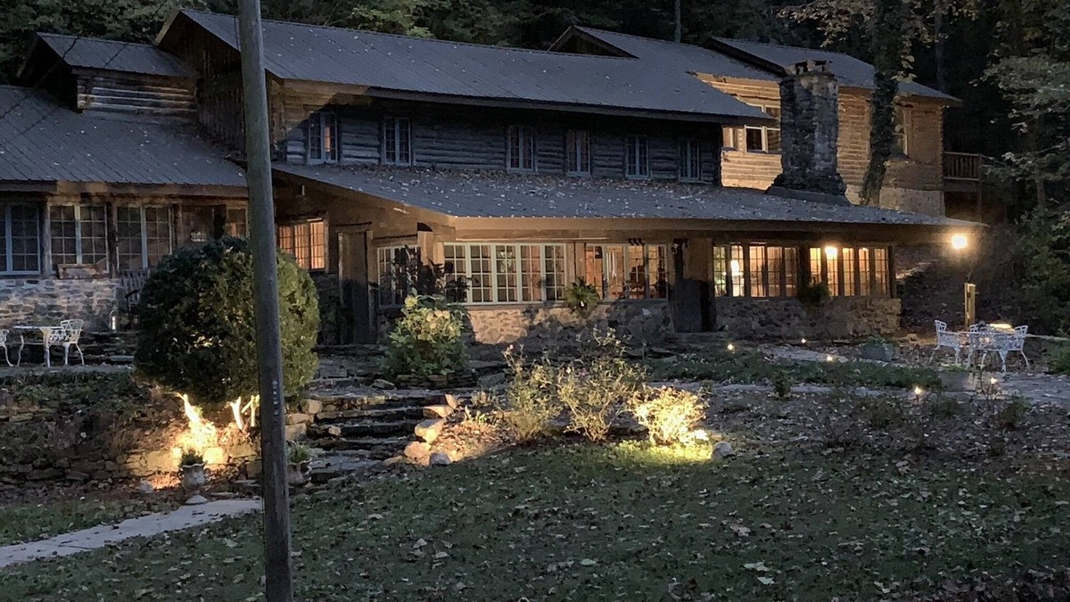 Dahlonega House | 100 Year Old Cabin on the Chestatee River, wineries, tubing, fishing and more