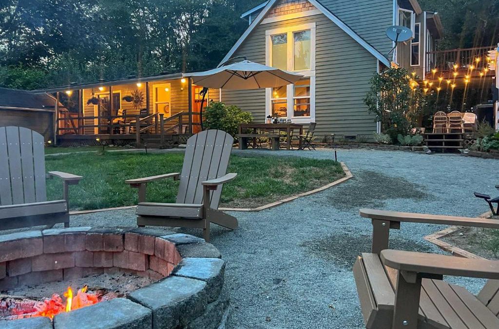 Lakebay House | 100-Year-Old Farmhouse with Hot Tub on 5 Acres!