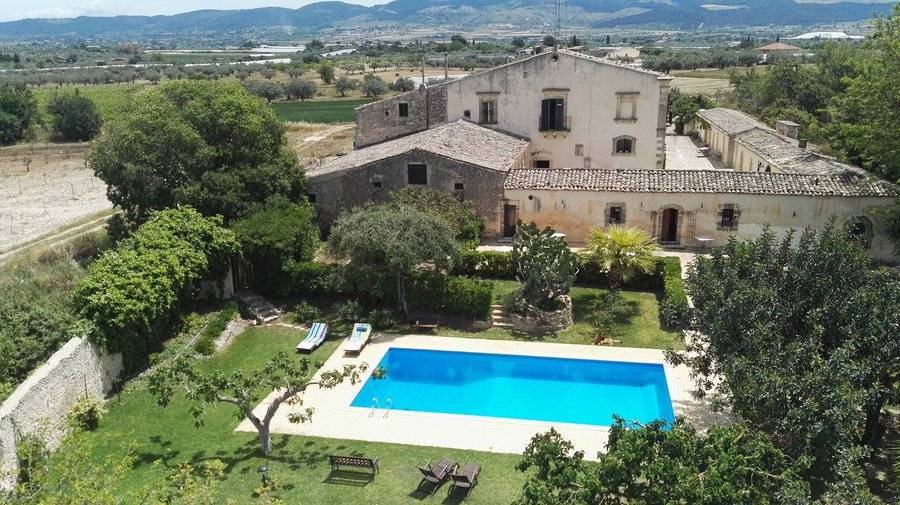 Chiaramonte Gulfi House | 1000 m² Farmhouse ∙ 31 guests