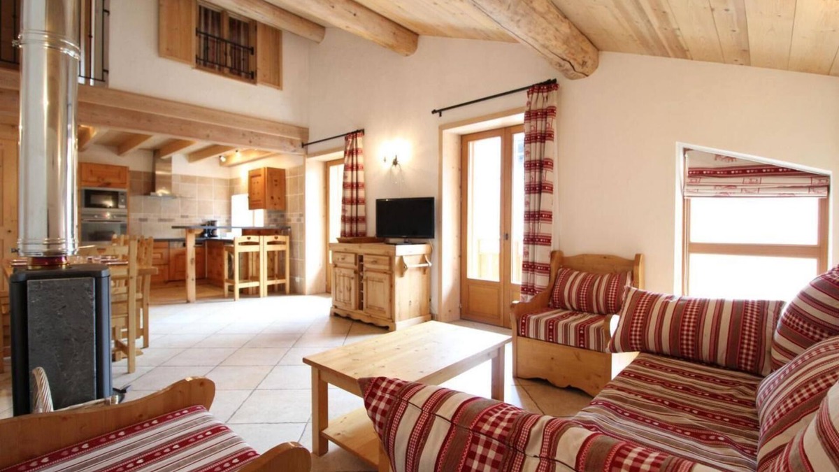 Val Cenis Apartment | 100m from ski slopes, 1st floor, balcony, fireplace or stove, tv, ski locker, 90m², Val Cenis