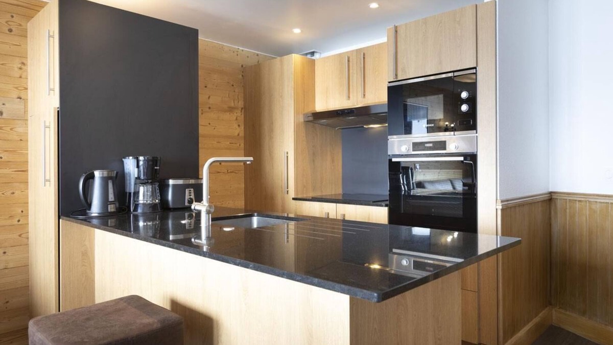 Val-Thorens Apartment | 100m from ski slopes, fitness, swimming pool, sauna, jacuzzi, hammam, balcony, tv, ski locker, 52m²