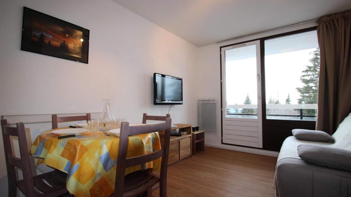 Chamrousse Apartment | 100m from ski slopes, 2nd floor, balcony, tv, ski locker, 24m², Chamrousse