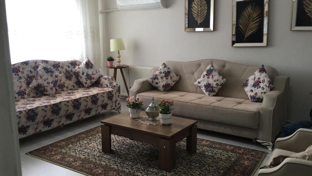Karabaglar Apartment | 100m2 apartment, central location, free parking