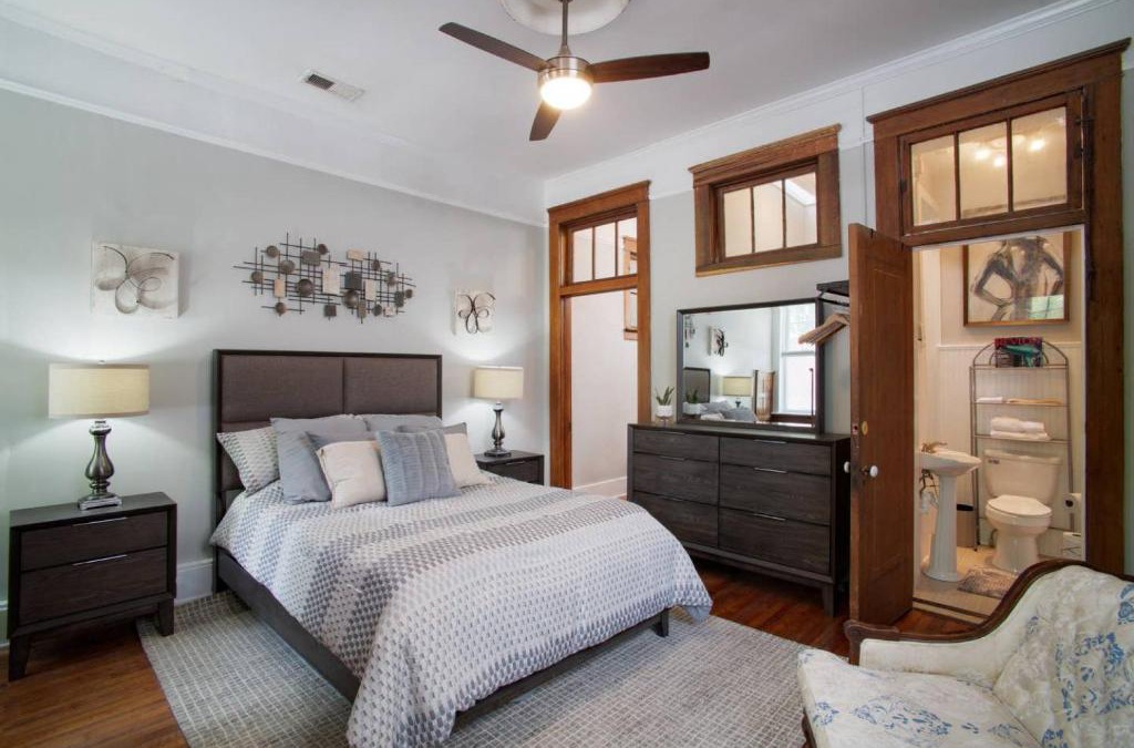 Historic Downtown Savannah Bed & Breakfast | 101 E Waldburg - Cozy Cottage just off of Forsyth Park