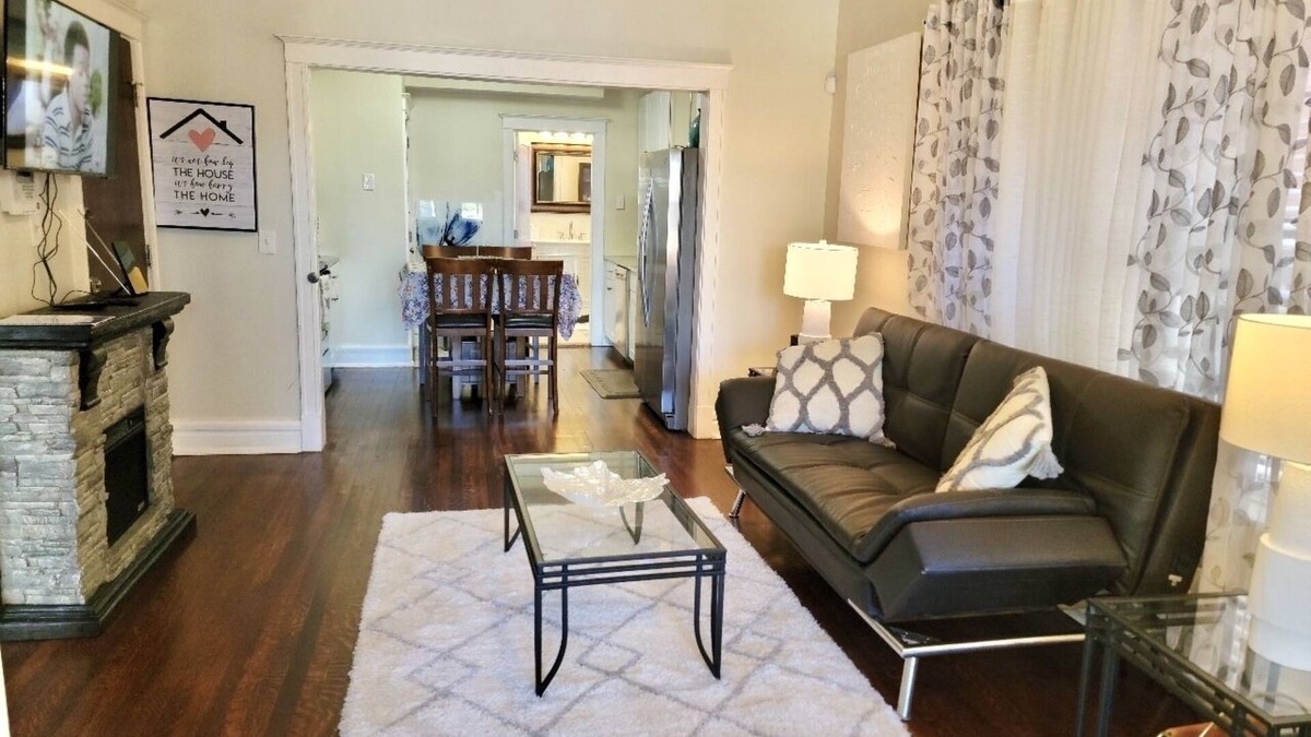 St. Louis Apartment | #101 ❤Location Historical Cozy Best View Wash-U Cable