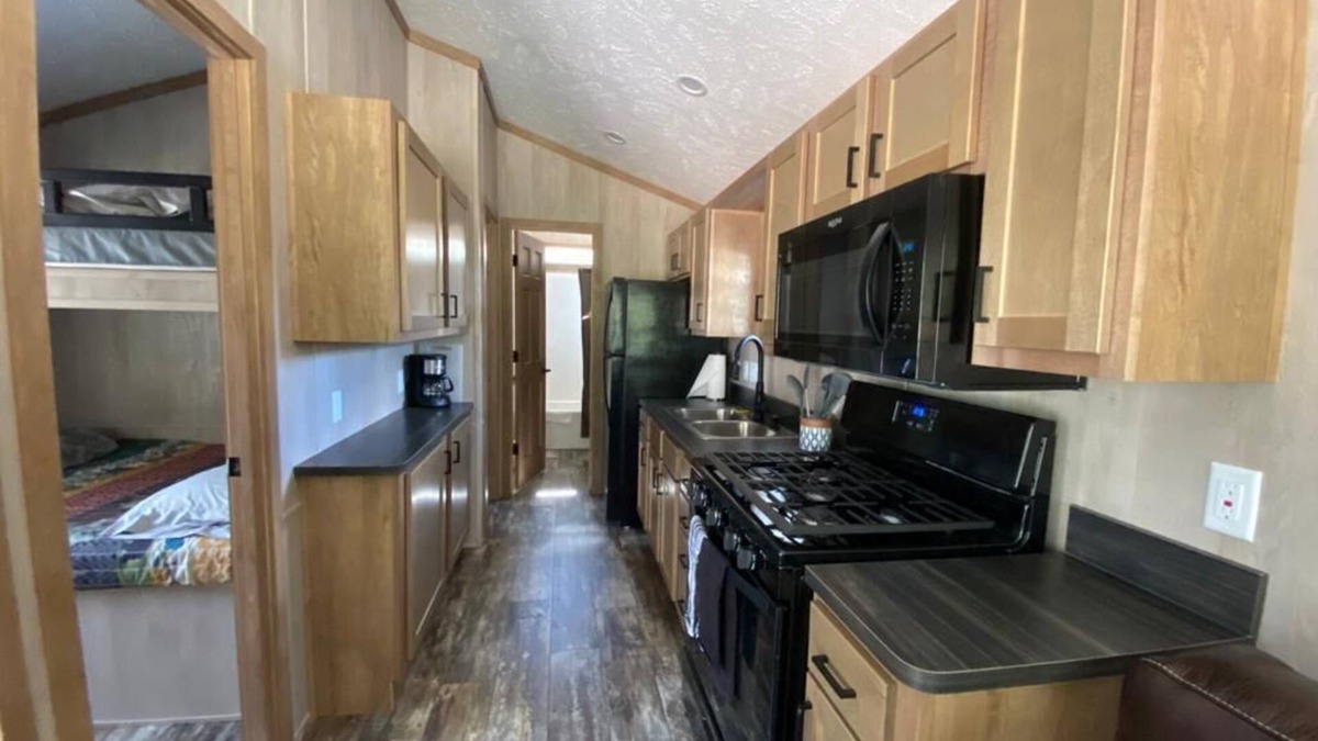 Logan Cabin | 102) Dove Farmhouse Style Cabin. Close to Hocking Hills State Park and more!