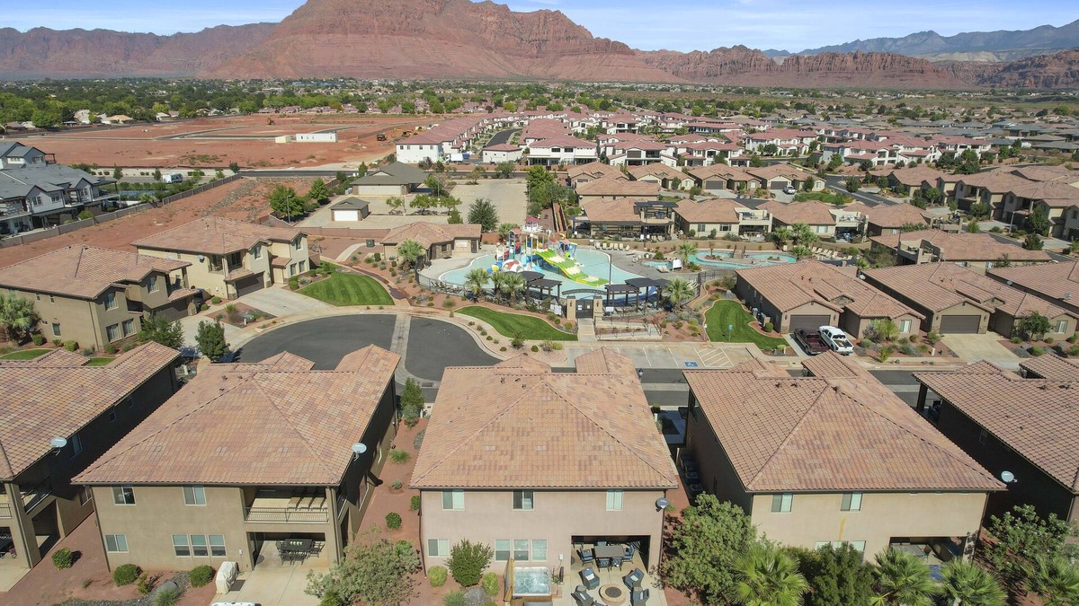 Santa Clara House | 103/104 Retreat | Resort View, Private Hot Tub, Short Walking distance to Resort