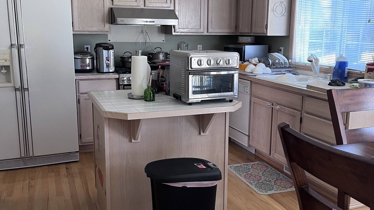 Kent House | 10427 se 202nd pl Kent 2600 sbr>4 bedrooms residential fully furnished