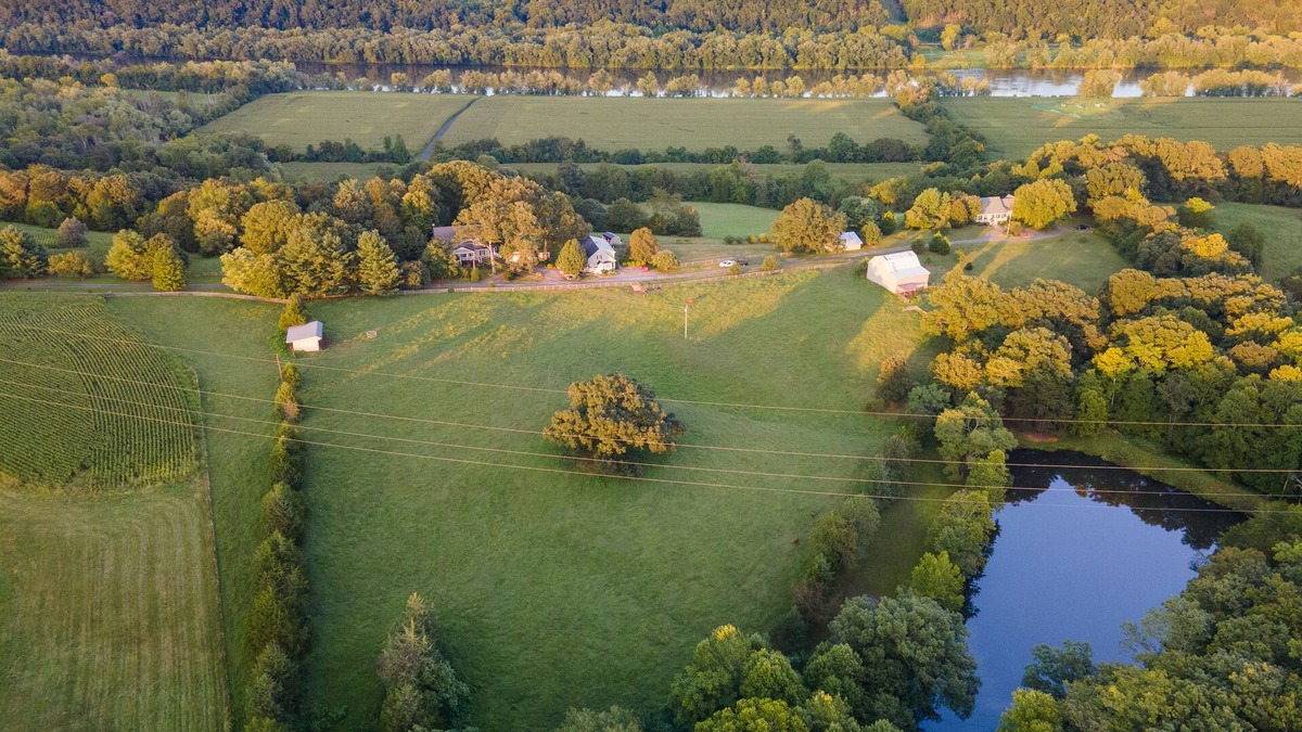 Scottsville House | 106 acre Farm with Animals, River & Private Pond, near Wineries and Breweries