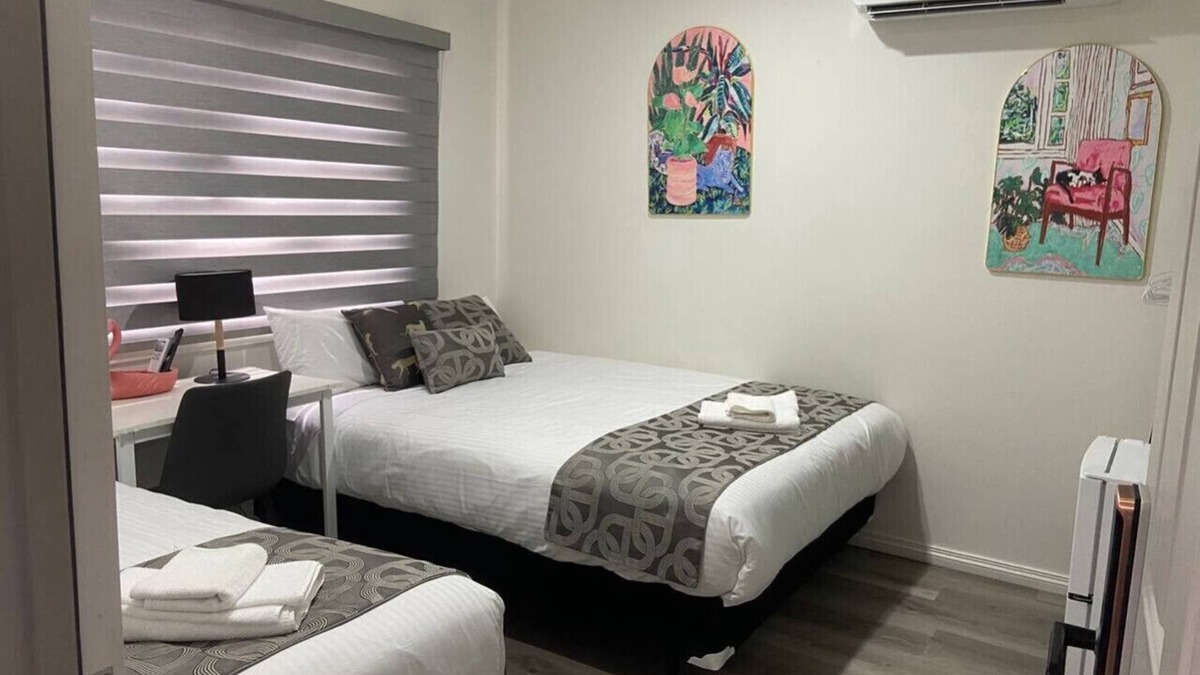Brunswick East House | 106 Luxe Queen & Single BR (Sleeps 3) w/Fast WiFi - 18 mins tram to CBD