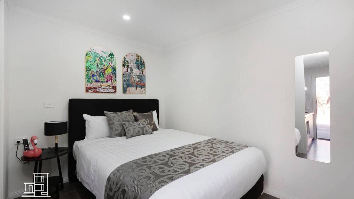 Brunswick East House | 107 Entire Guesthouse: Queen BR w/Fast WiFi - 18 mins tram to CBD