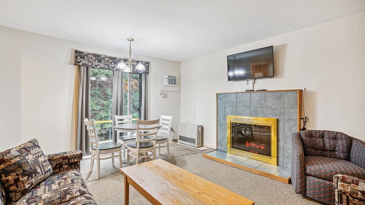 West Bridgewater Hotel | 108 Deluxe One bedroom Queen Suite on the 1st floor w/outdoor heated pool
