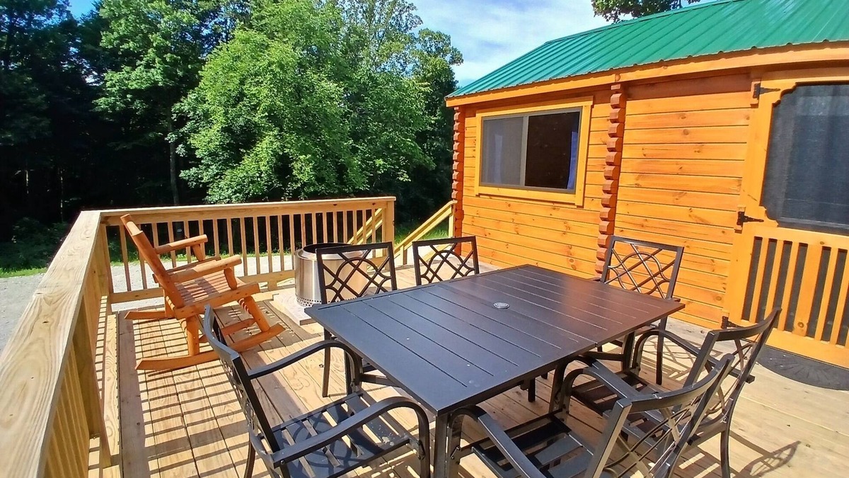 Logan Cabin | 108) Jay Log Cabin. Close to Hocking Hills State Park and more!