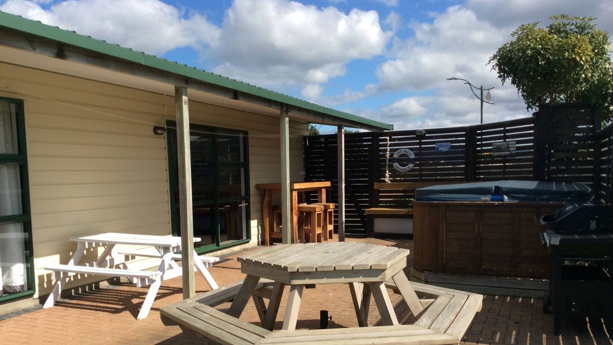 Matarangi Cabin | 109 Nikau Spa and dog friendly