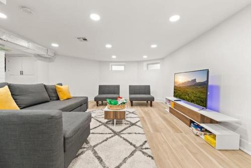 Fair Lawn House | 10Guests! Parking 1ST FLOOR-Duplex