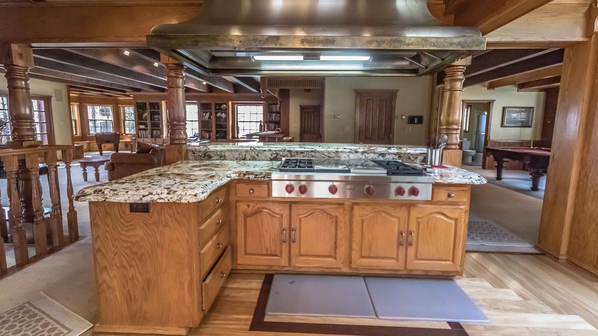Lincoln Park House | 10k Sq. Ft. Luxury Tahoe Mansion 6Bd in Main house & 4Bd in guesthouse