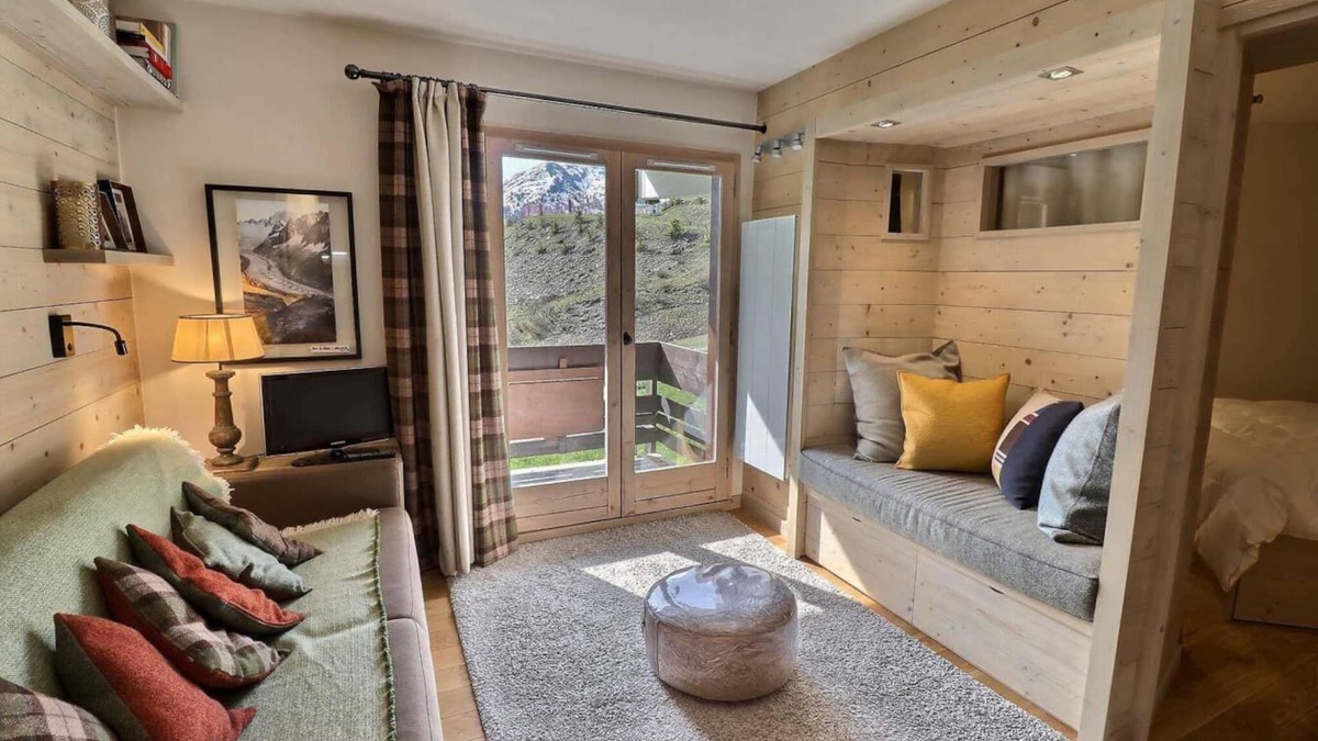 Meribel-Mottaret Apartment | 10m from ski slopes, 1st floor, view ski slopes, balcony, ski locker, 40m², Méribel-Mottaret