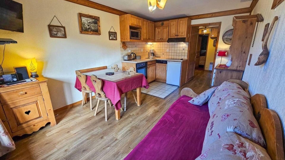Les Bruyeres Apartment | 10m from ski slopes, Ground floor, view mountain, balcony, tv, ski locker, 30m², Les Menuires