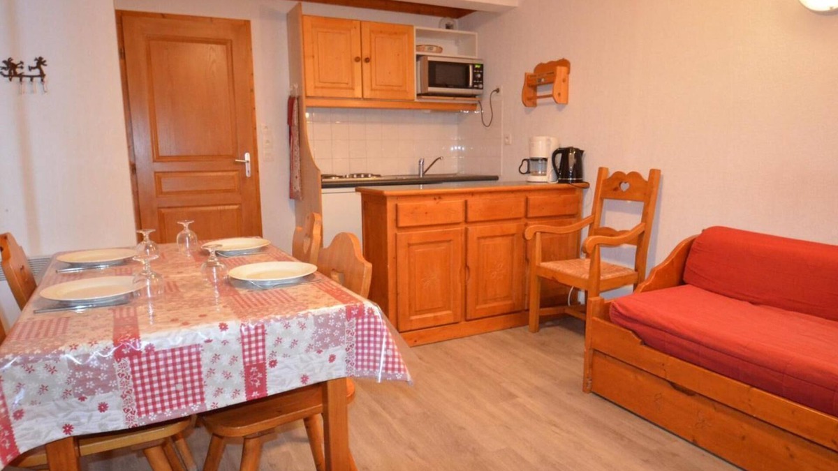 Les Bruyeres Apartment | 10m from ski slopes, 5th floor, view mountain, balcony, tv, ski locker, 44m², Les Menuires