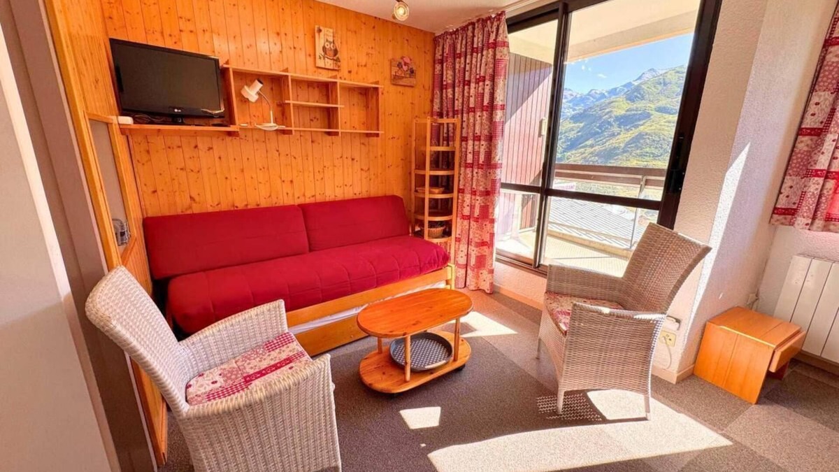 Reberty Apartment | 10m from ski slopes, 2nd floor, balcony, parking, tv, ski locker, 67m², Les Menuires