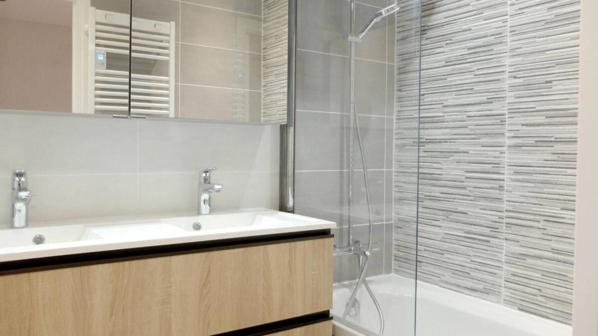 Tignes le Lac Apartment | 10m from ski slopes, 2nd floor, balcony, tv, ski locker, 52m², Tignes