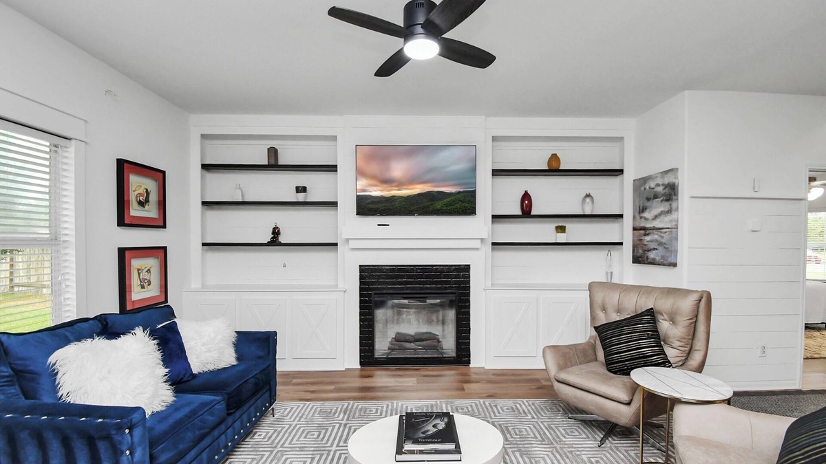 Rosenberg House | 10min from Fort Bend Epicenter 13min from Memorial Herman Stylish 4 Bedroom Home