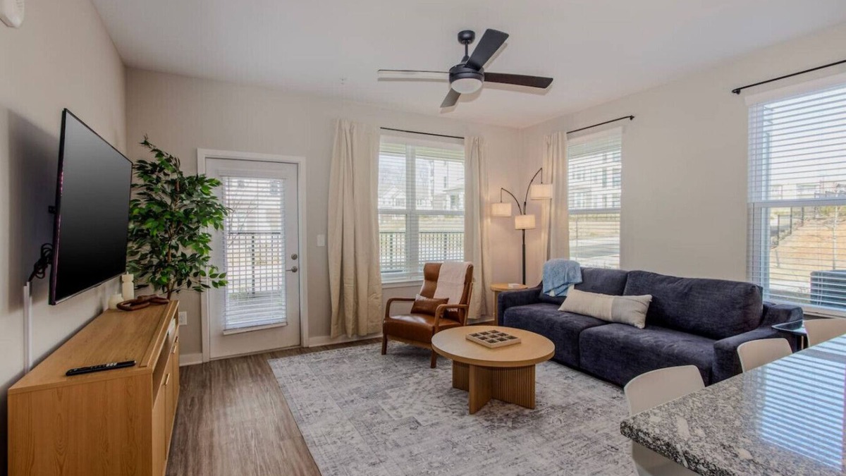 Athens Apartment | 10min to UGA |Wi-Fi|Publix|Parking