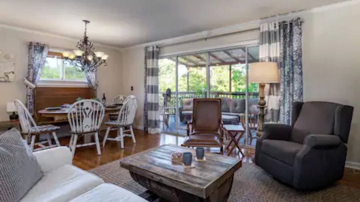 Ashley Oaks House | 10min to UT, 2 kitchens, 7 beds in 4 bedrooms, 2 baths, hot tub, firepit, arcade
