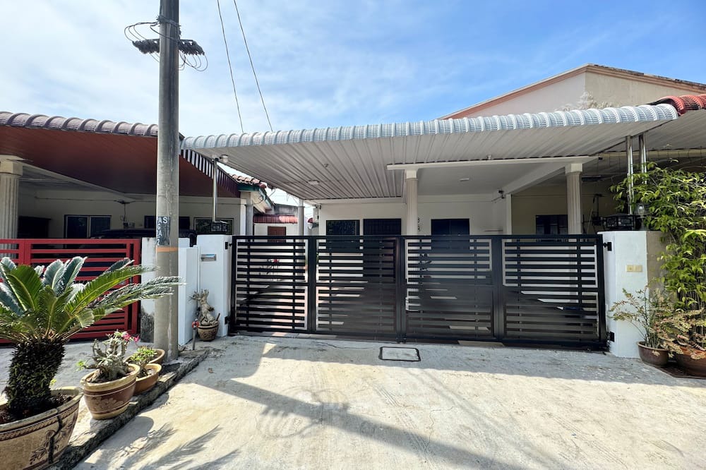 Central Seberang Perai House | 10pax 3-bedroom house with WiFi and AC ALMA@Near AEON大山脚