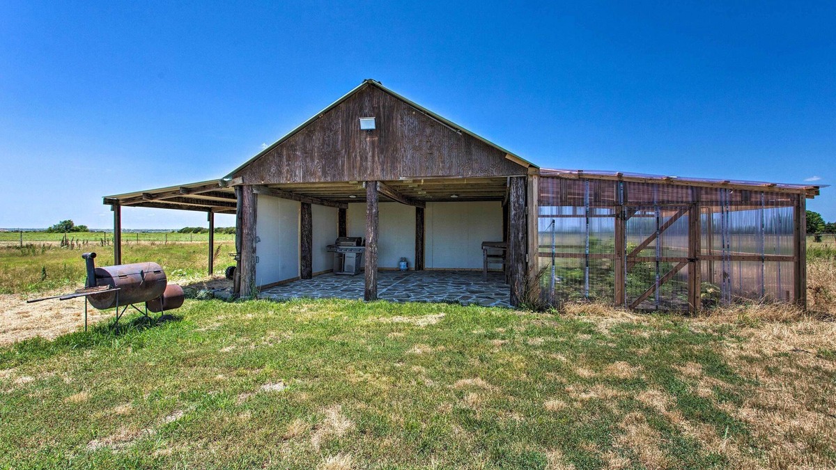 Rosston House | 11-Acre Log Cabin w/Jungle Gym & Sand Volleyball